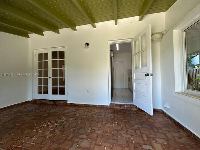 Building Photo - 1575 SW 12th Ave