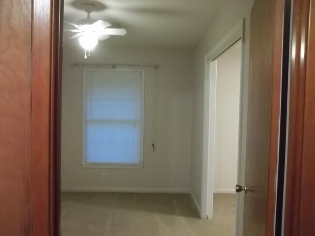 Small Nook off of kitchen - 300 Broadmoor Blvd