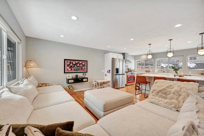 Building Photo - 6526 S Elizabeth Way