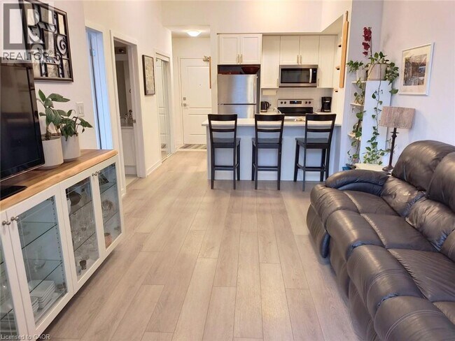 Building Photo - 460 Dundas St E