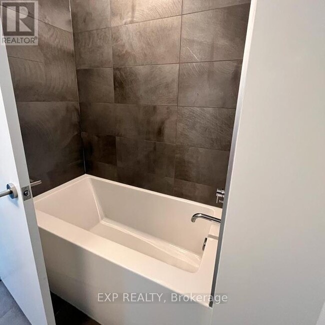 Photo du bâtiment - 1000 Portage Pkwy