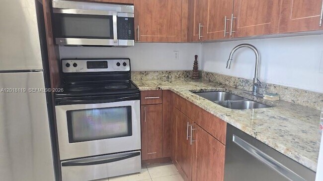 Foto del edificio - 492 NW 165th St
