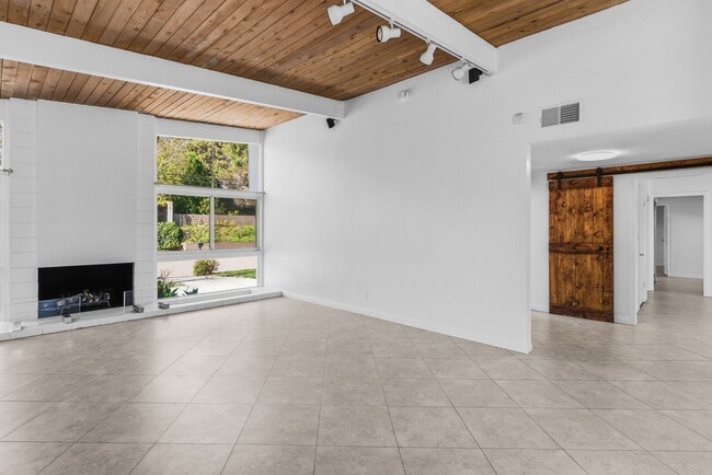 Building Photo - 8335 Sugarman Dr