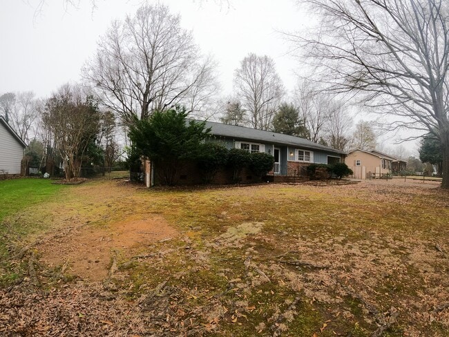 Building Photo - 1002 Saluda Lake Rd