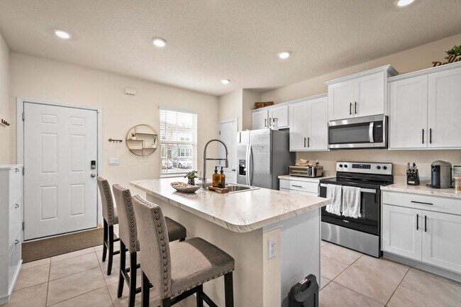 Foto del edificio - Beautiful 2/2.5 townhome built in 2020