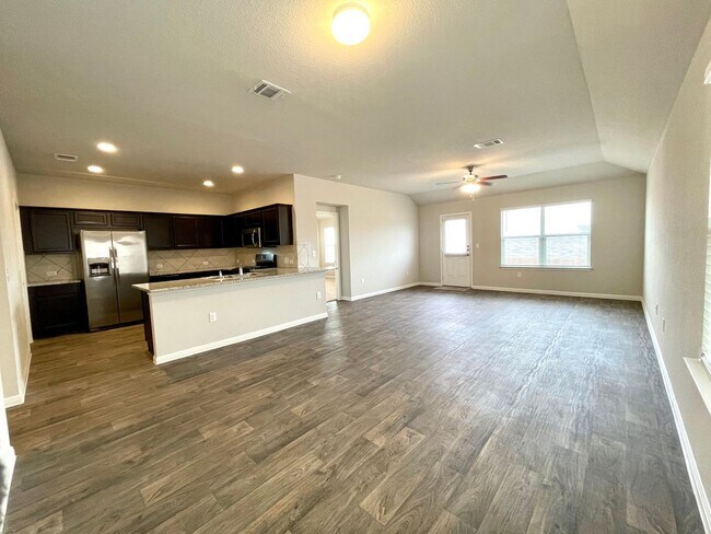 Building Photo - Charming 4 bedroom, 2 bathroom in East-Cen...