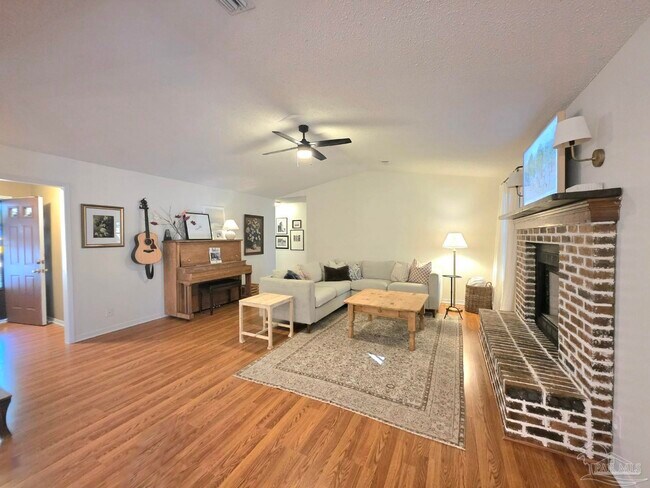 Foto del edificio - 5949 Rolling Greens Dr