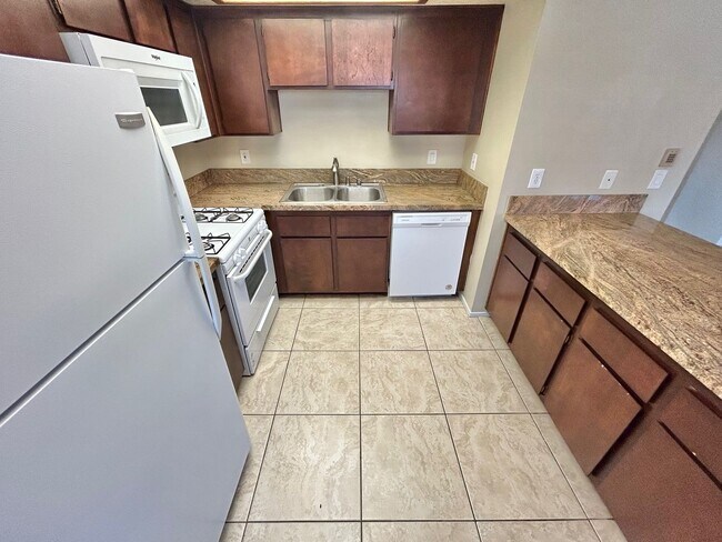 Building Photo - Inviting condo with open layout in a prime Northwest location