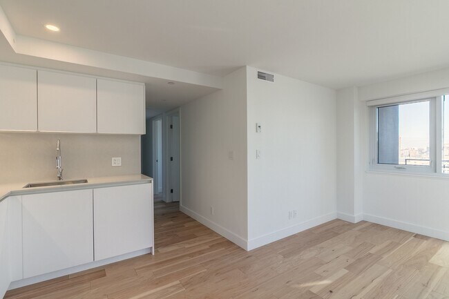Building Photo - 3460 Rue Peel