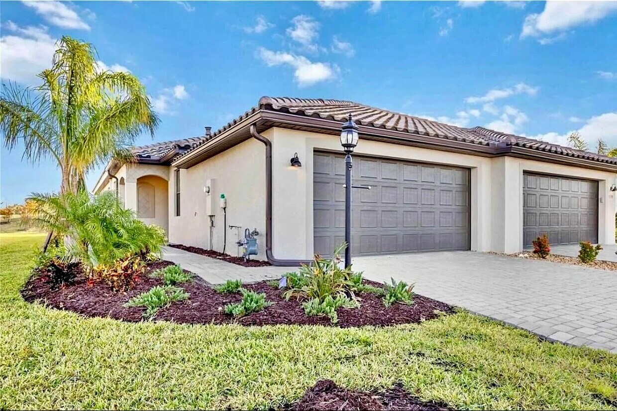 Foto principal - 15519 Sunny Day Dr