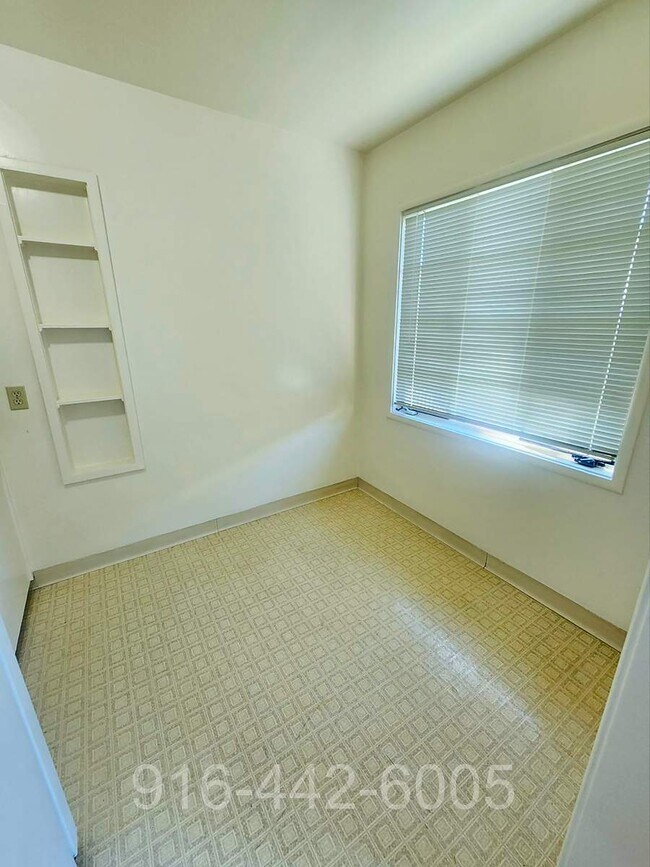 Building Photo - Kenwood Apartments 2426