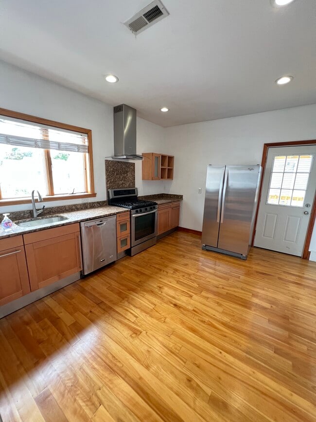 Building Photo - 42 Pinkham Rd