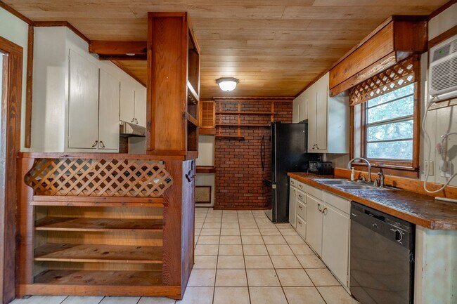 Foto del edificio - 4 Bedroom Home near UofA! Park-like yard! Lawn care included! Available for Fall semester!