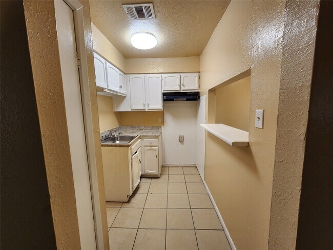 Foto del edificio - 4311 Yellowstone Blvd