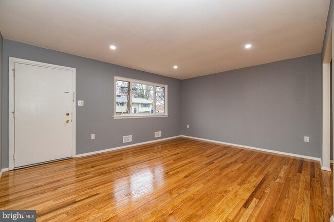 Foto del edificio - 1320 Woodlark Dr