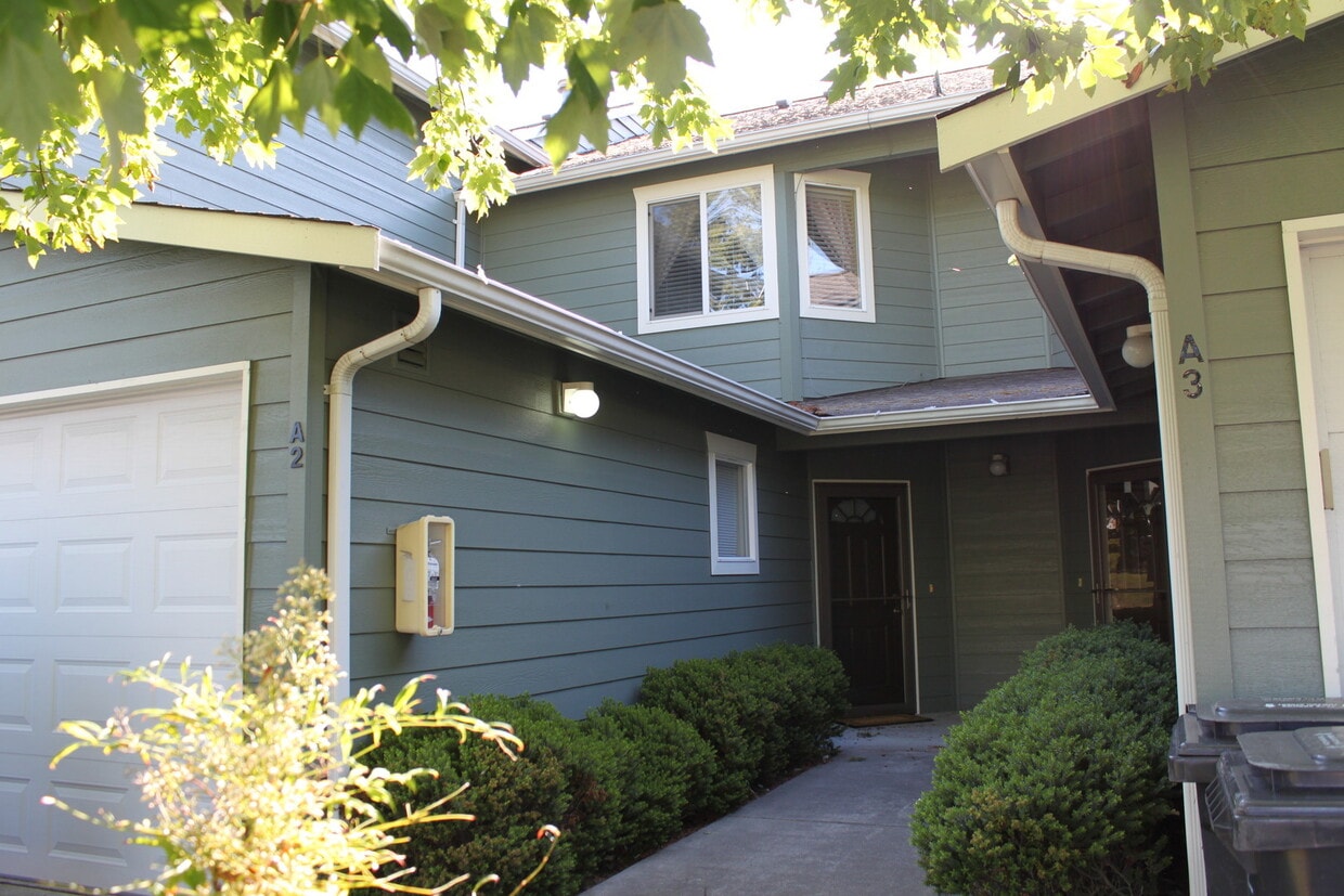 Foto principal - 2 Bed 1.5 Bath - Gas Heat - Garage - Yard ...