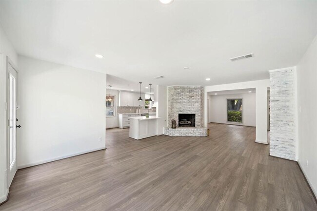 Building Photo - 10110 Bob White Dr