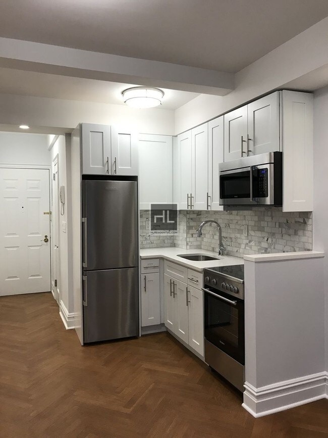 Building Photo - 134 W 58th St