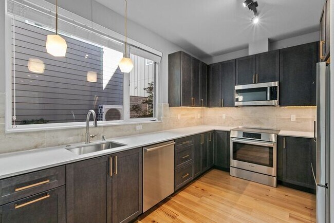 Foto del edificio - Stunning Othello Park Designer Townhome wi...