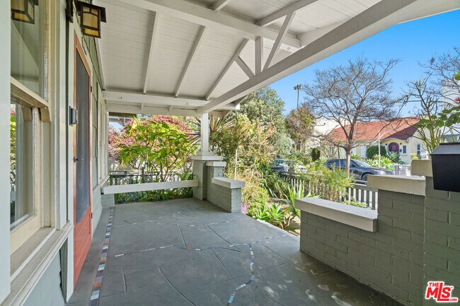 Foto del edificio - 813 Crestmoore Pl