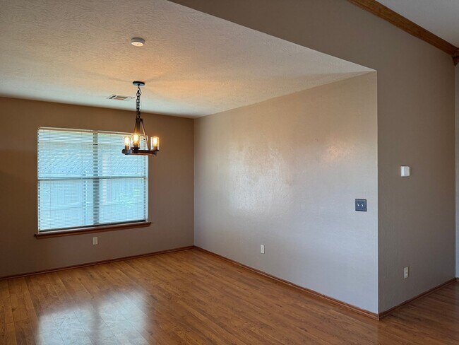 Foto del edificio - 3 Bed, 2 Bath in the Eisenhower School Dis...