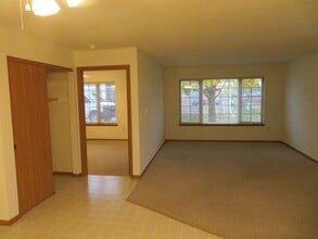 Building Photo - 584 W State St