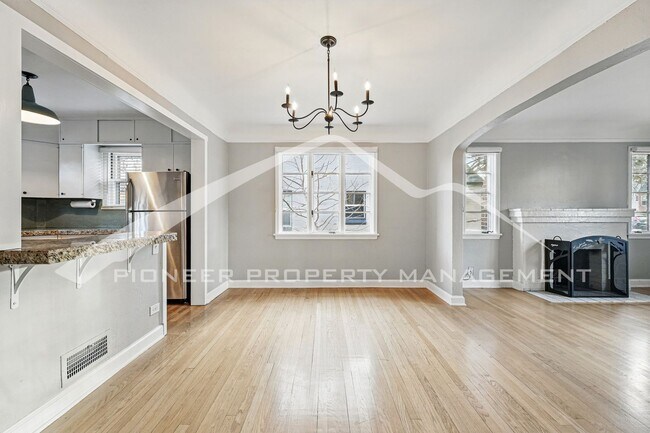 Building Photo - Charming Home with Washer/Dryer and Centra...