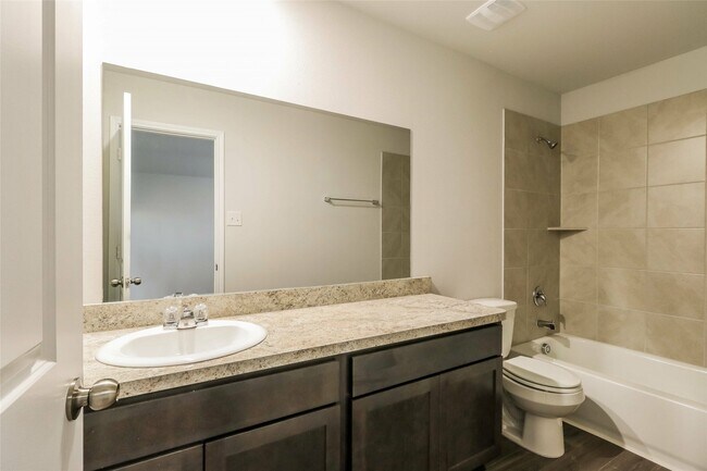Building Photo - 2134 Middle Rdg Dr