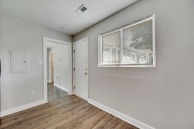 Foto del edificio - Adorable 1 bed 1 bath - Central air/heat, updated