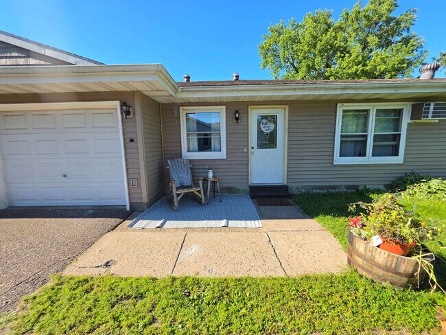 Foto del edificio - 2 Bedroom, 1 Bathroom with Attached Garage & Patio