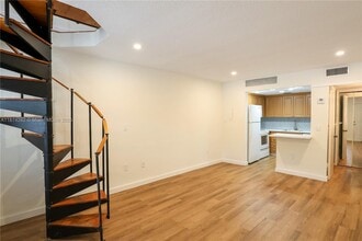 Building Photo - 3025 Mary St