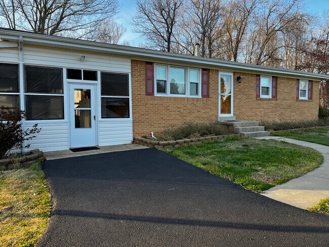 Building Photo - 8855 Dubois Rd