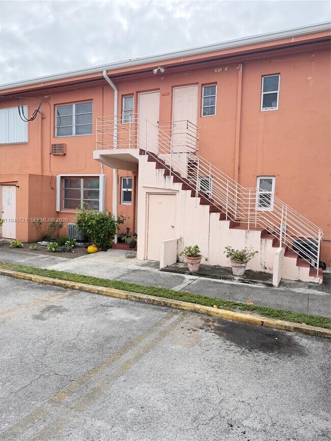 Foto del edificio - 3671 SW 10th St