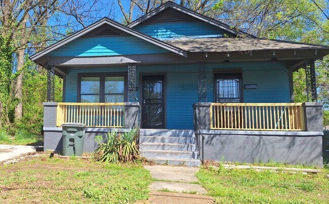 Building Photo - Come see this Charming 1 bedroom 1 bathroom duplex off of S. Parkway