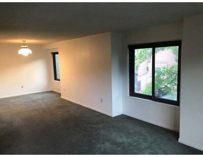 Building Photo - 2855 Idlewild Dr