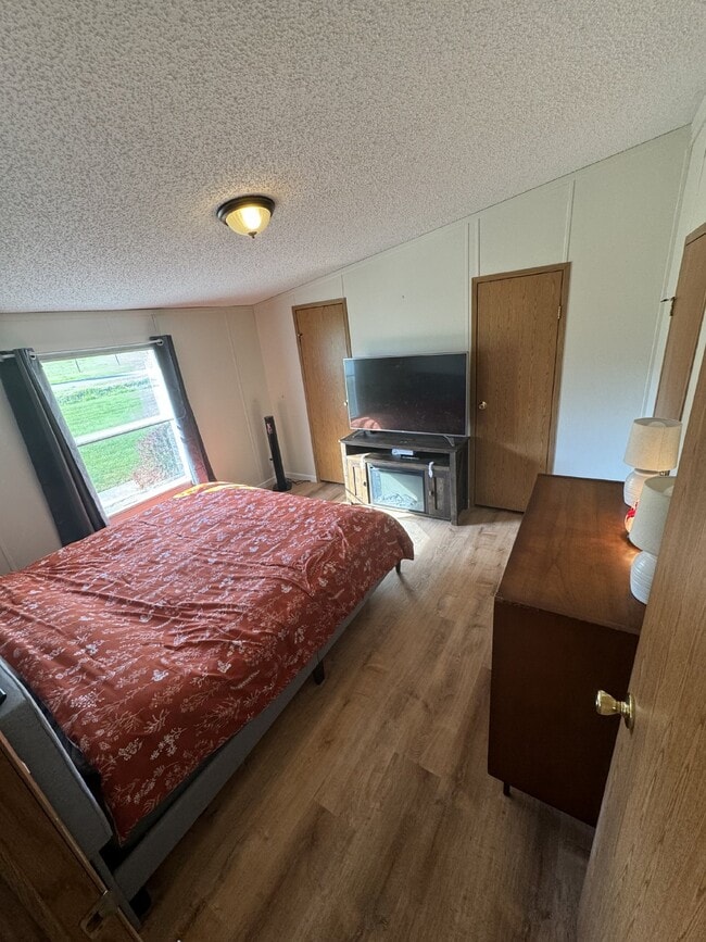 Building Photo - "Charming 3-Bed Mobile Home with Spacious ...