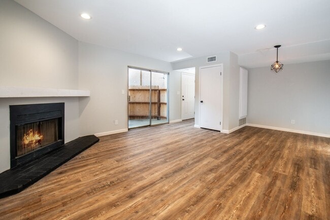 Foto del edificio - Fully Remodeled Townhouse in Gated Gardena...