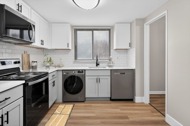 Mejora tu estilo de vida en The Venue Apartment Homes, donde el diseño moderno se une a la funcionalidad. Con acabados elegantes, una cocina espaciosa y lavandería dentro del apartamento, tu nuevo hogar te espera. Explora nuestras unidades disponibles hoy mismo y eleva tu experiencia de vida. - The Venue Apartment Homes