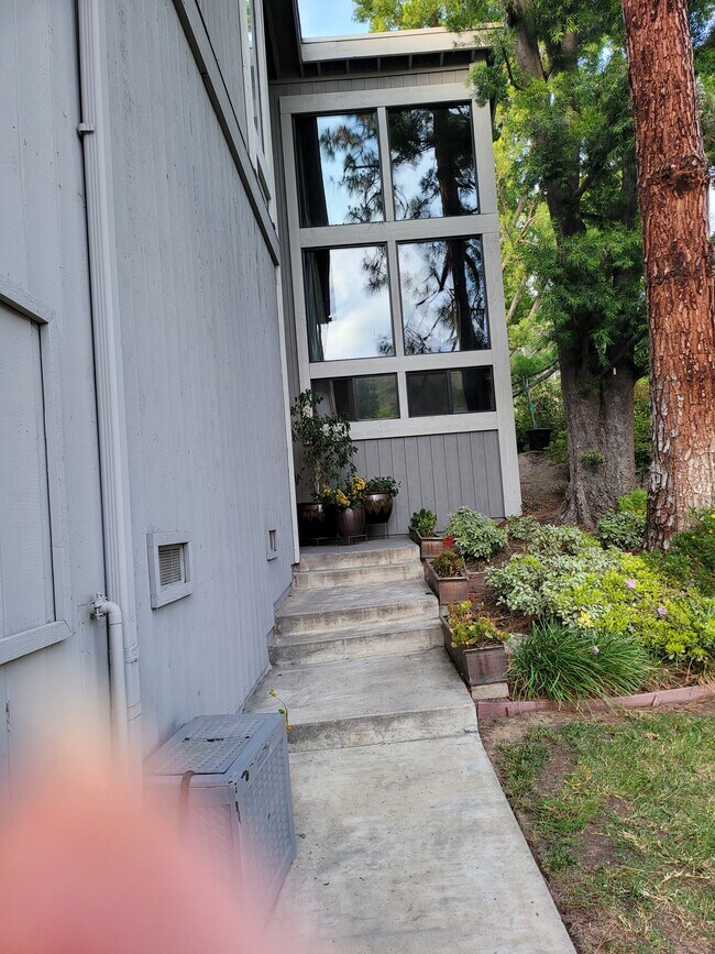 Building Photo - 143 S Stonebrook Dr