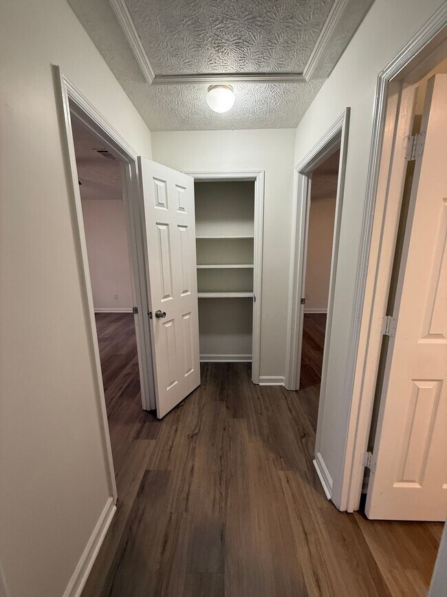 Foto del edificio - 1030/1032 Cantrell Ln