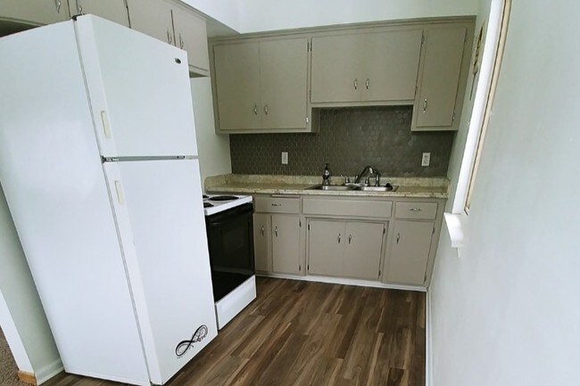KITCHEN - 3414 S 92nd St