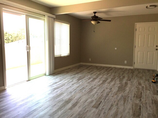 Comedor - 10678 Walnut St