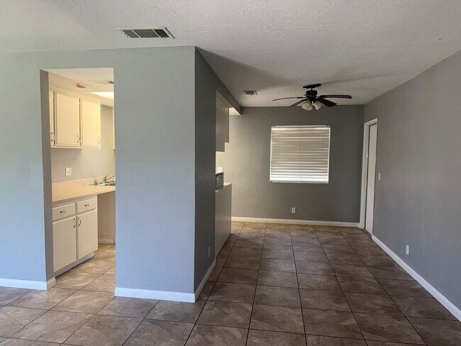 Foto del edificio - 13340 Navajo Rd