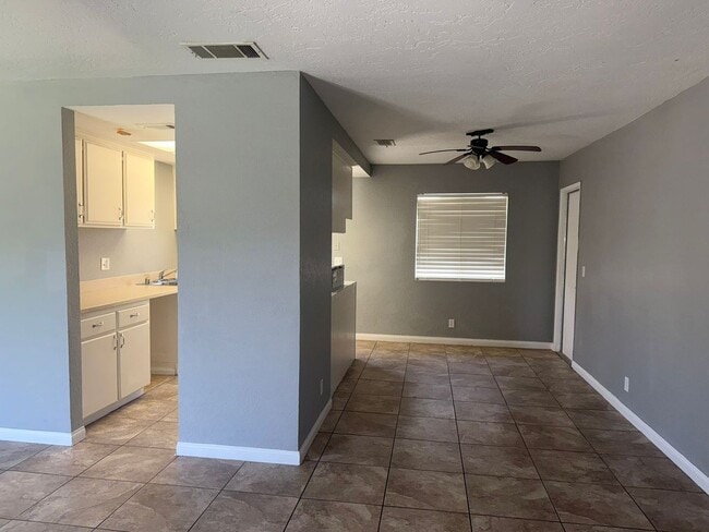 Foto del edificio - 13340 Navajo Rd