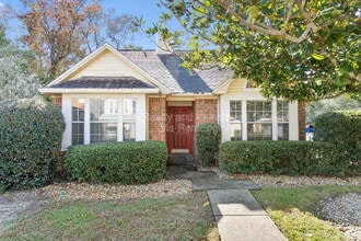 Building Photo - 110 Parkwood Dr