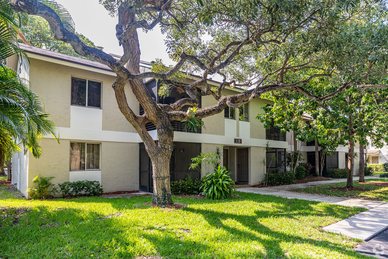 Building Photo - The Gardens at Palm Aire