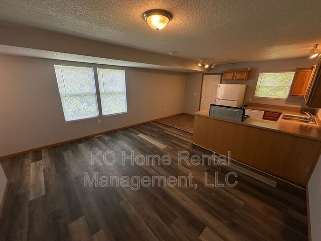 Building Photo - 1001 S Hocker Ave