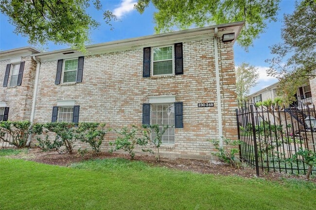 Building Photo - 7900 Westheimer Rd