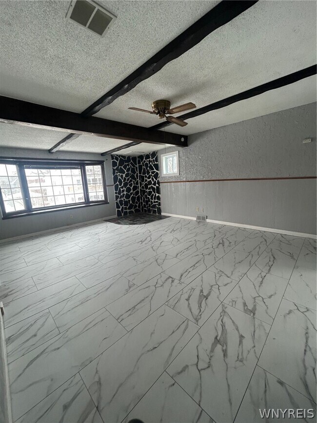 Foto del edificio - 34 Sandrock Rd