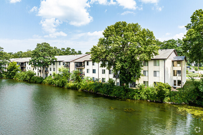 Foto del edificio - Half Moon Lake Apartments